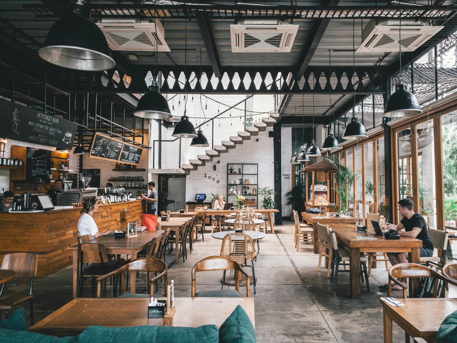 Modern Aurenza Web restaurant interior with warm lighting and elegant contemporary design